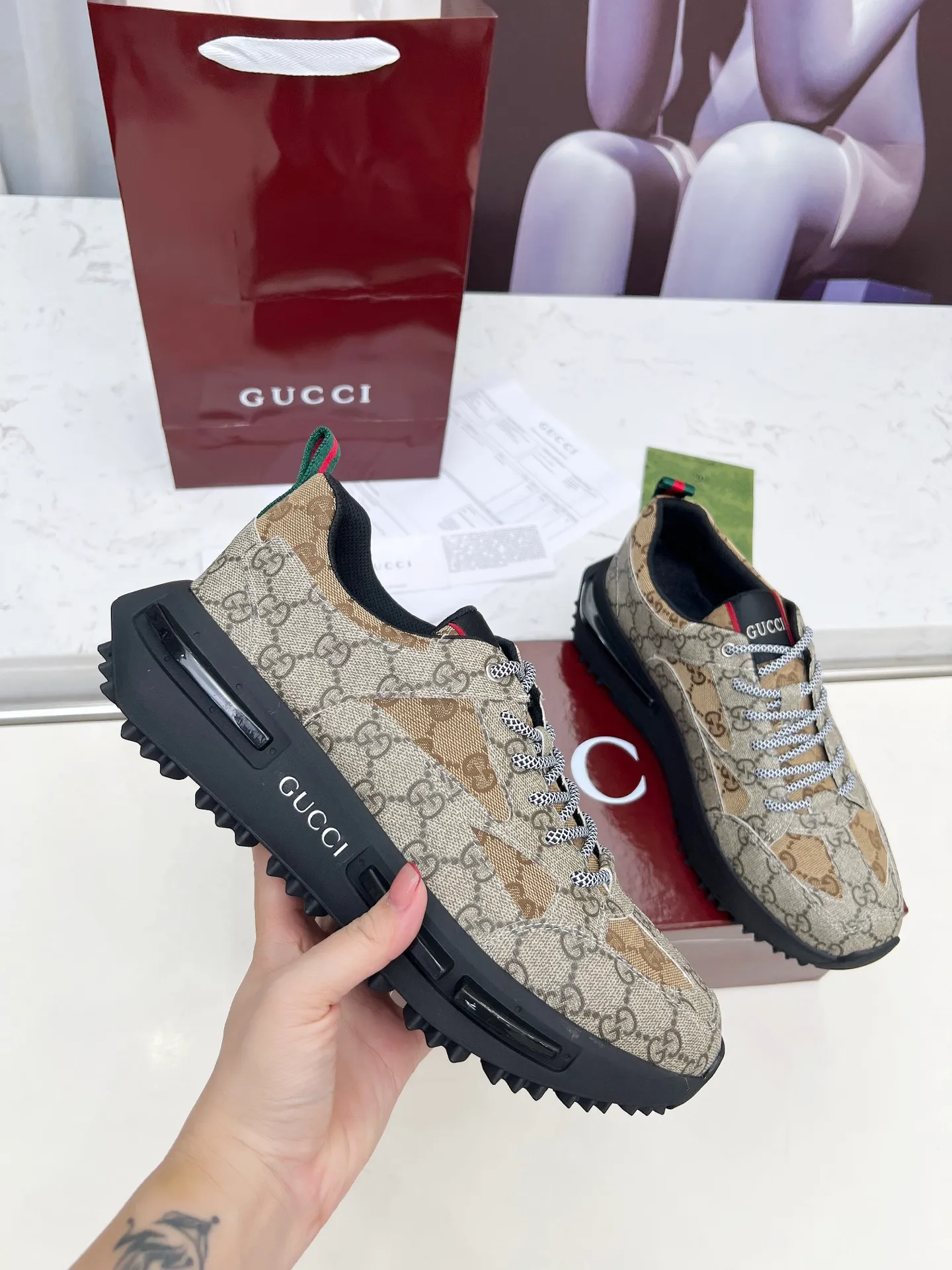 Factory direct sales p560🐘🐘women's shoes women's clothing ❤️‍🔥❤️‍🔥❤️‍🔥Gucci series 2.0 sports shoes are made with heavy investment❤️‍🔥❤️‍🔥❤️‍🔥Renewed interpretation of the brand's iconic striped webbing elements😍😍When retro genes collide with futuristic design🎊🎊This new pair of Gucci shoes directly reaches the trend threshold💥 ✔️Caron color contrast + classic stripes, GG reflective piping, visual impact, and comes with high-light filter when out on the street ✔️Multi-layer structure of different materials, mesh breathability, leather shaping, outsole EVA foam and TPU combination😍😍😍Fashion and practicality online ✔️Details of double G midsole + iconic double G lock shoelaces, retro DNA is crazy and restless, and every step is based on the trendy aesthetic❤️❤���❤️❤️ Matching code: male 39-44